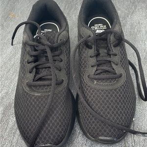 nike black size 6 sneakers. athletic